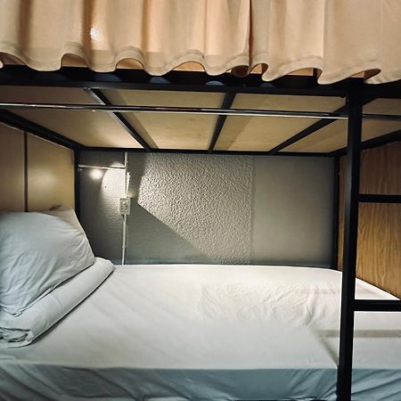 Alleyway Hostel (Adults Only) Хошимін Екстер'єр фото