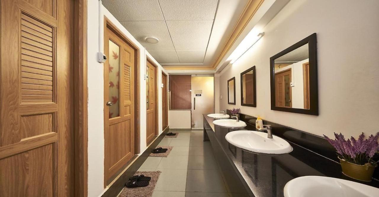 Alleyway Hostel (Adults Only) Хошимін Екстер'єр фото
