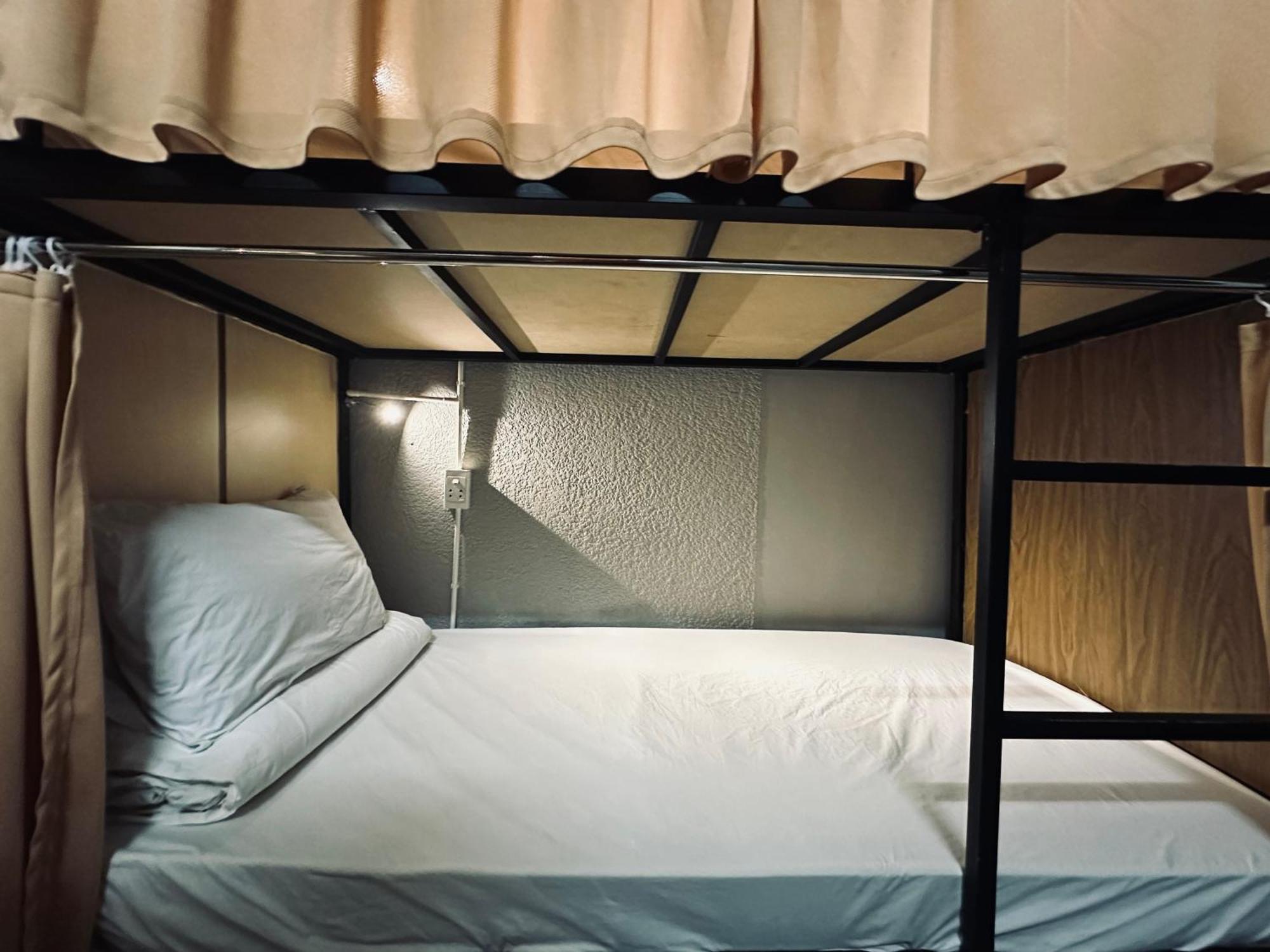 Alleyway Hostel (Adults Only) Хошимін Екстер'єр фото