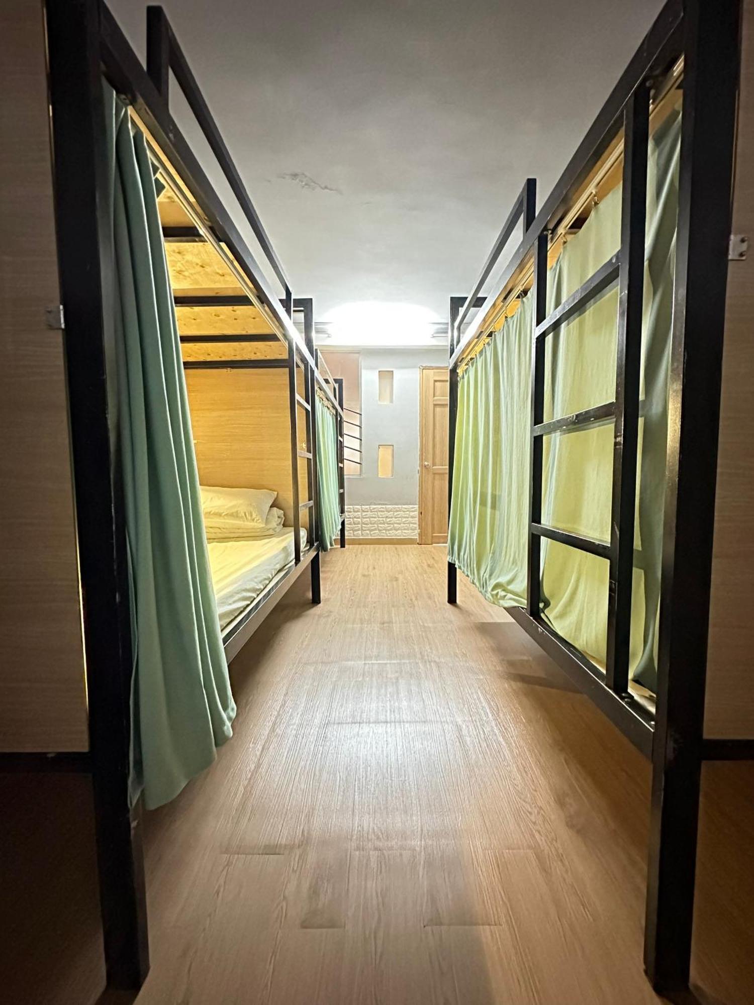 Alleyway Hostel (Adults Only) Хошимін Екстер'єр фото