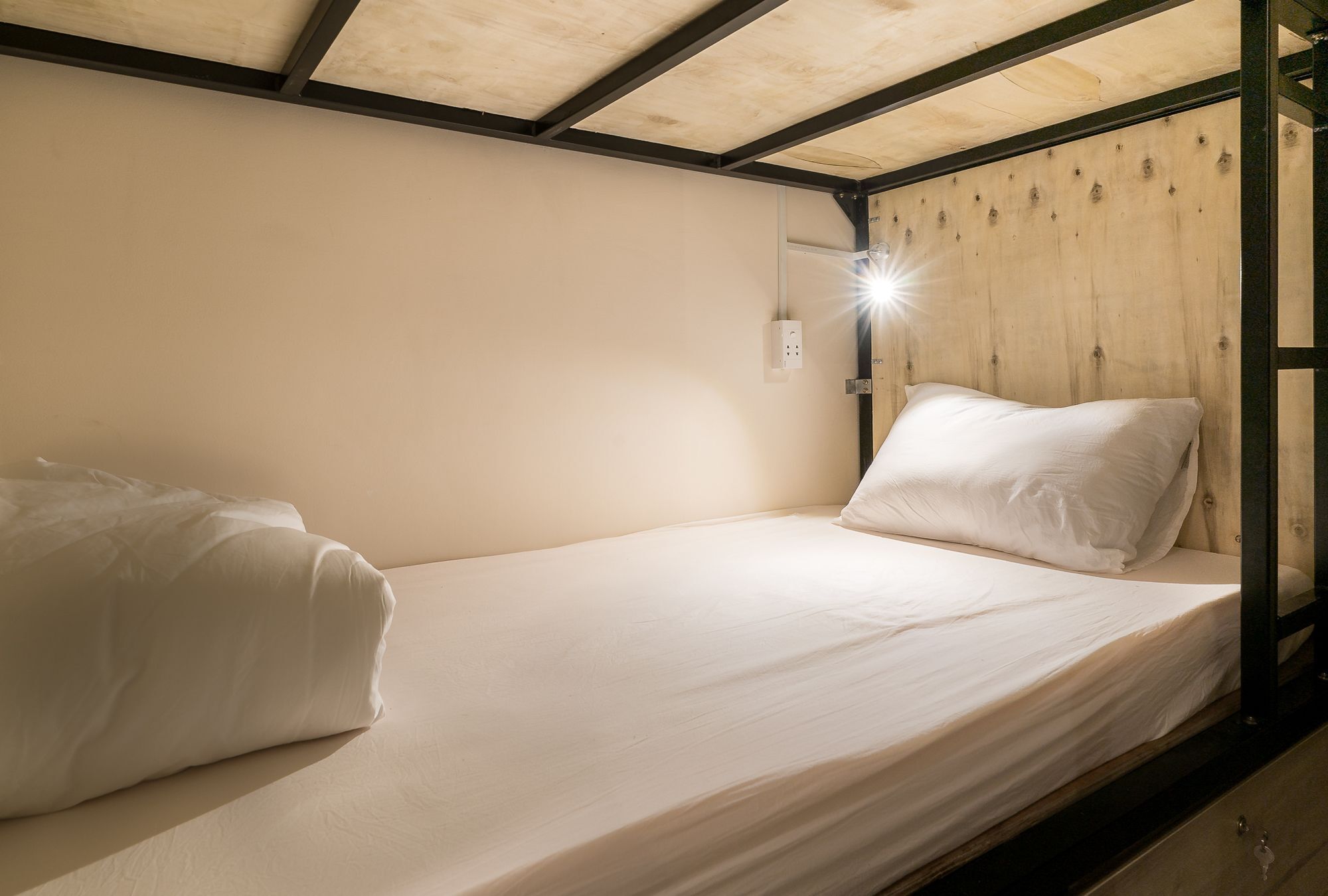 Alleyway Hostel (Adults Only) Хошимін Екстер'єр фото